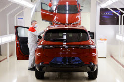 Stellantis, il CEO Alfa Romeo Jean Philippe Imparato visita lo stabilimento di Pomigliano