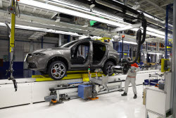 Stellantis, il CEO Alfa Romeo Jean Philippe Imparato visita lo stabilimento di Pomigliano