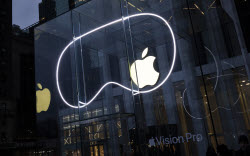 Release of Apple Vision Pro headset in New York