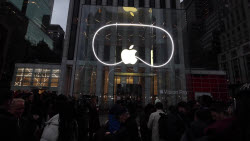 Presentation of Apple's virtual reality headsets in New York City