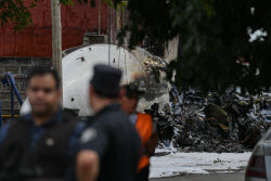 A private plane crashes and catches fire on the outskirts of Buenos Aires
