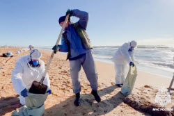 Oil spill cleanup on Crimea's Black Sea coast