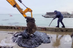 Oil spill cleanup on Crimea's Black Sea coast