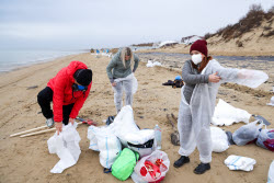 Oil spill clean-up of Anapa beaches
