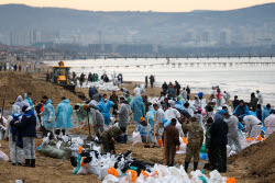 Oil spill clean-up of Anapa beaches