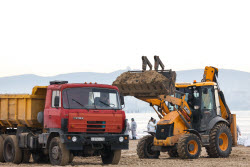 Oil spill clean-up of Anapa beaches