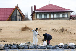 Oil spill clean-up of Anapa beaches