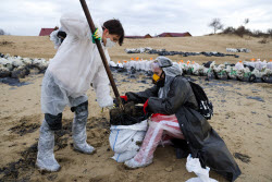 Oil spill clean-up of Anapa beaches