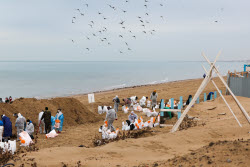 Oil spill clean-up of Anapa beaches