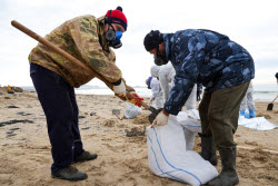 Oil spill clean-up of Anapa beaches