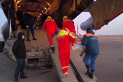 (+ВИДЕО) Доставка в Москву пострадавших в авиакатастрофе под Актау