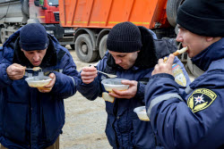 Работа волонтеров и экстренных служб в Анапе после разлива мазута в Черном море 