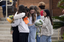 По меньшей мере 2 человека погибли, 18 пострадали при падении небольшого самолета в Калифорнии