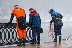 Падение автомобиля в реку в Москве