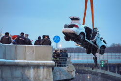 (+ВИДЕО) Падение автомобиля в реку в Москве