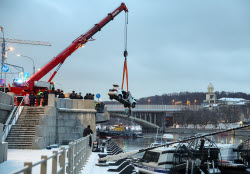 Падение автомобиля в реку в Москве
