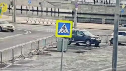 ВИДЕО. Падение автомобиля в реку в Москве