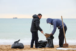 Уборка мазута в Севастополе после разлива в Черном море