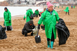 Уборка мазута в Севастополе после разлива в Черном море