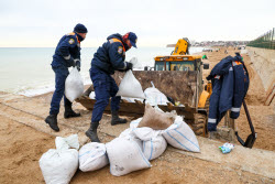 Уборка мазута в Севастополе после разлива в Черном море