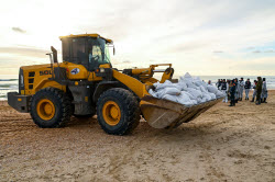 Уборка пляжей в Анапе после разлива мазута в Черном море
