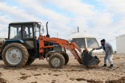 Уборка мазута в Евпатории после разлива в Черном море