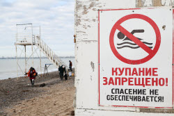Уборка мазута в Евпатории после разлива в Черном море