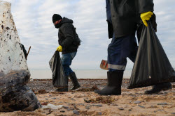 Уборка мазута в Евпатории после разлива в Черном море