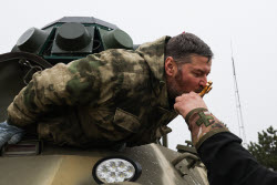 Передача военной техники военнослужащим отряда "Барс" на Запорожском направлении