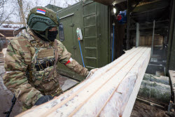 (+ВИДЕО) Изготовление деревянных понтонов военнослужащими группировки войск "Запад" в ЛНР