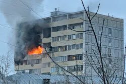 (+ВИДЕО) Пожар в жилом доме на Будайском проезде в Москве