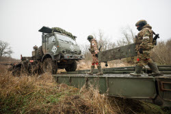 Наведение мостового перехода военнослужащими группировки войск "Запад" в ЛНР