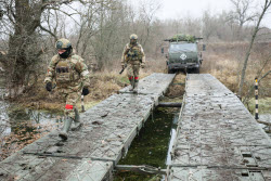 Наведение мостового перехода военнослужащими группировки войск "Запад" в ЛНР
