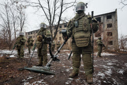 Работа военнослужащих инженерно-саперного батальона в ДНР