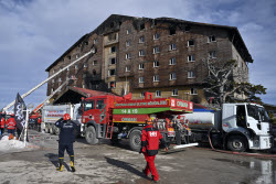 При пожаре на горнолыжном курорте Карталкая в Турции погибли не менее 76 человек