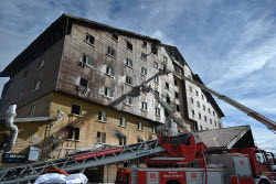 При пожаре на горнолыжном курорте Карталкая в Турции погибли не менее 76 человек