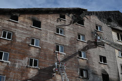 При пожаре на горнолыжном курорте Карталкая в Турции погибли не менее 76 человек