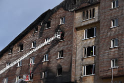При пожаре на горнолыжном курорте Карталкая в Турции погибли не менее 76 человек
