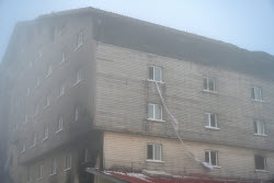 При пожаре на горнолыжном курорте Карталкая в Турции погибли не менее 76 человек