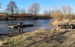 Russian servicemen build pontoon bridge in border area of Kursk Region