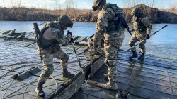 Russian servicemen build pontoon bridge in border area of Kursk Region