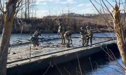 Russian servicemen build pontoon bridge in border area of Kursk Region