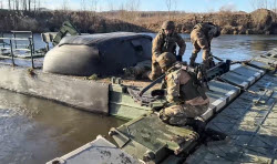 Russian servicemen build pontoon bridge in border area of Kursk Region