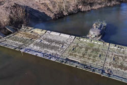 Russian servicemen build pontoon bridge in border area of Kursk Region