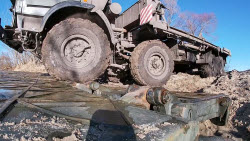 Russian servicemen build pontoon bridge in border area of Kursk Region