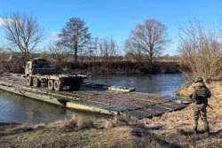 Russian servicemen build pontoon bridge in border area of Kursk Region