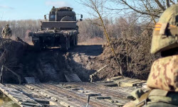 Russian servicemen build pontoon bridge in border area of Kursk Region