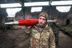 Стрельба агитационными снарядами в зоне СВО