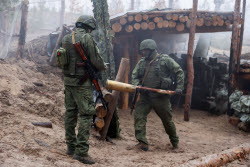 Russian D-30 howitzer crew deployed in Lugansk People's Republic