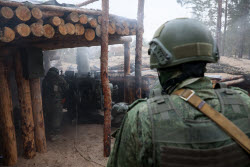 Russian D-30 howitzer crew deployed in Lugansk People's Republic